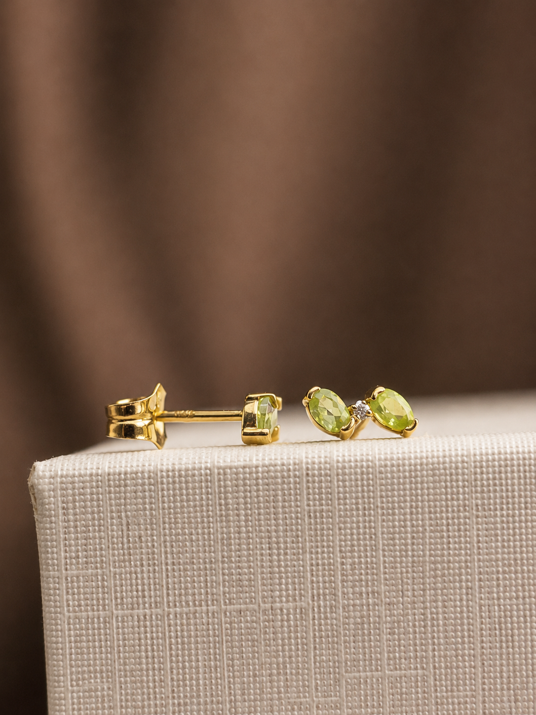 Arete moño de peridoto con un mini diamante en oro 14k