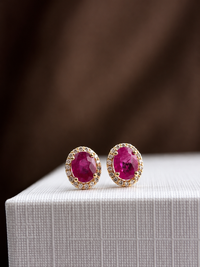 Arete oval de rubí con halo de diamantes en oro 14k