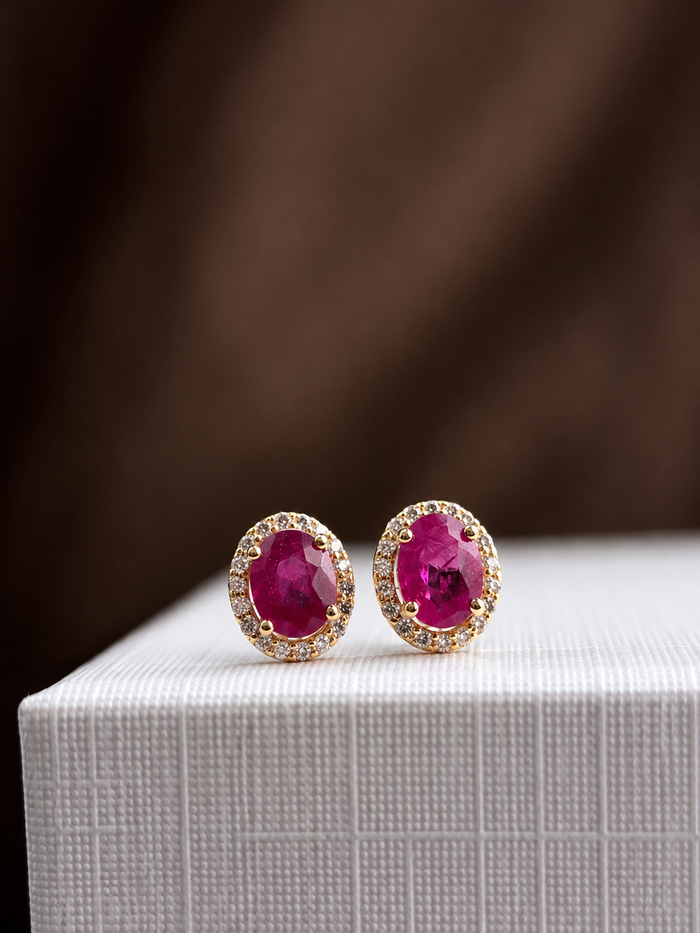 Arete oval de rubí con halo de diamantes en oro 14k