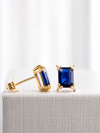 Arete rectangular de zafiro con 4 mini diamantes en oro 14k