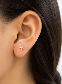Aretes mini flor diamantes naturales en oro 10k