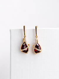 Arete largo de granate  con diamantes en oro 14k