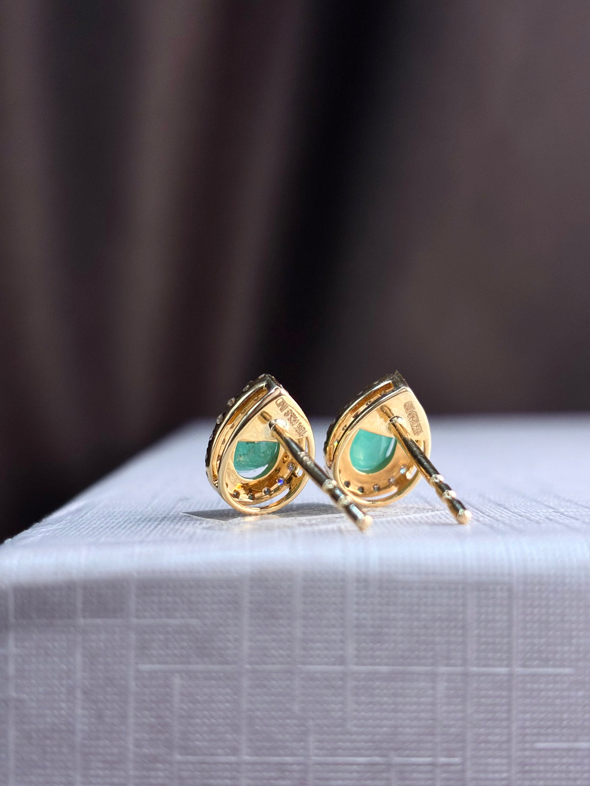 Arete gota de esmeralda con halo de diamantes en oro 14k