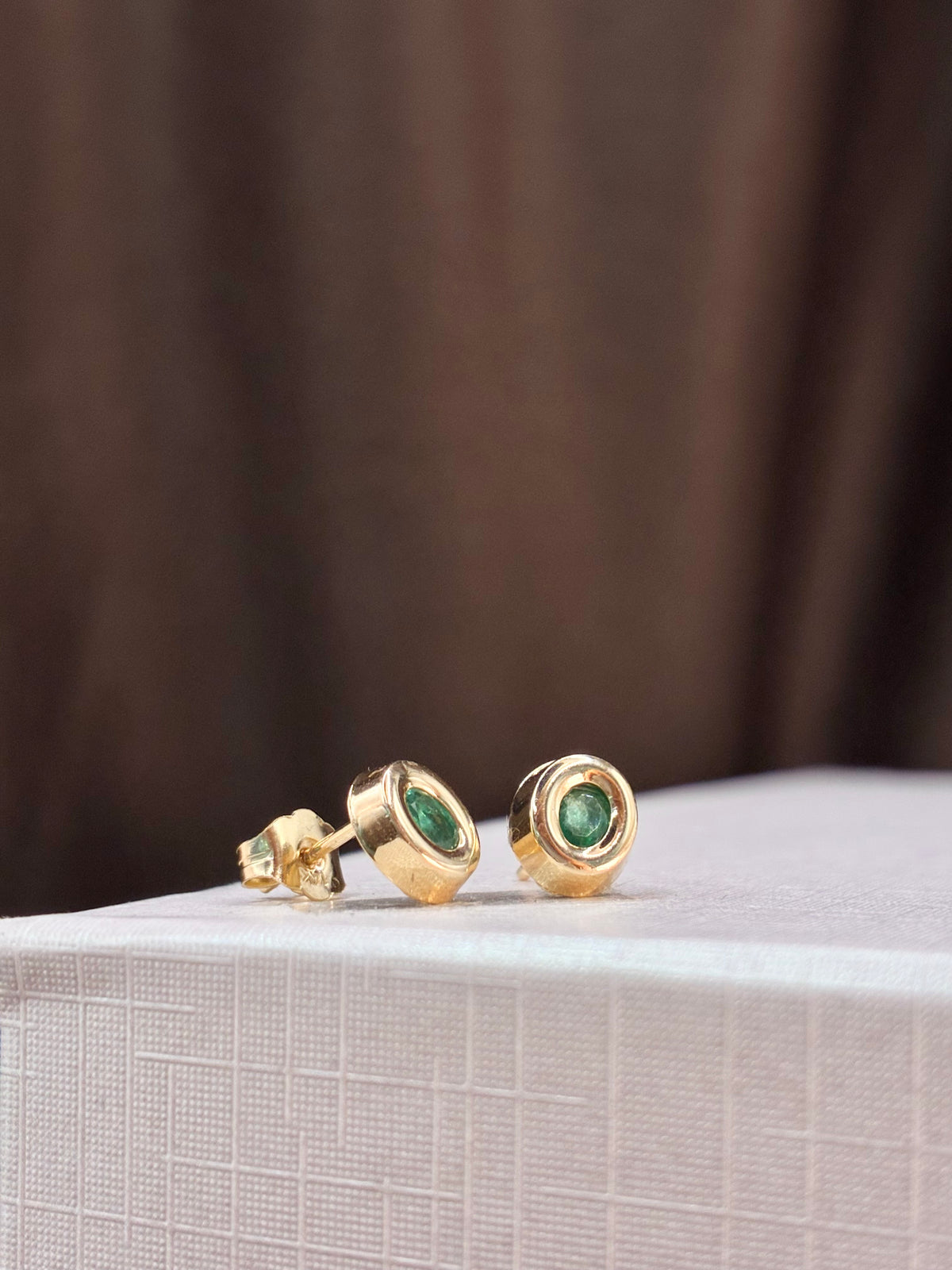 Arete biselado de esmeralda en oro 14k