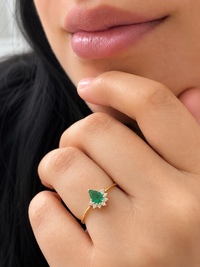 Anillo gota de esmeralda con diamantes naturales en oro 14k