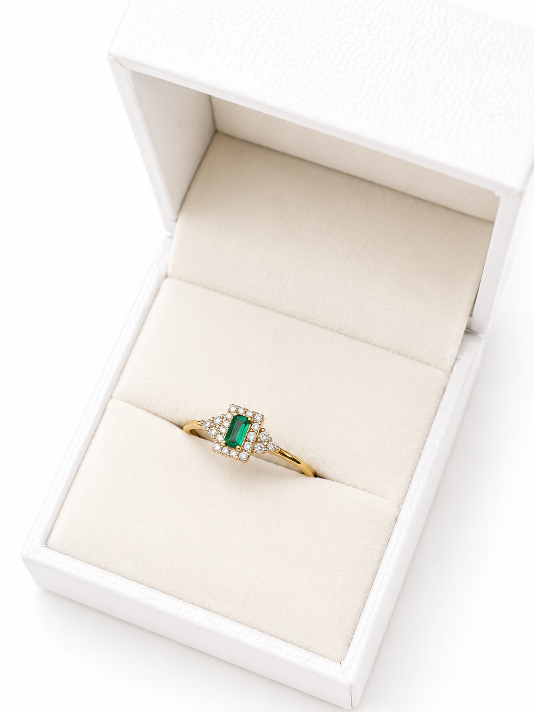 Anillo de esmeralda con diamantes naturales en oro 14k
