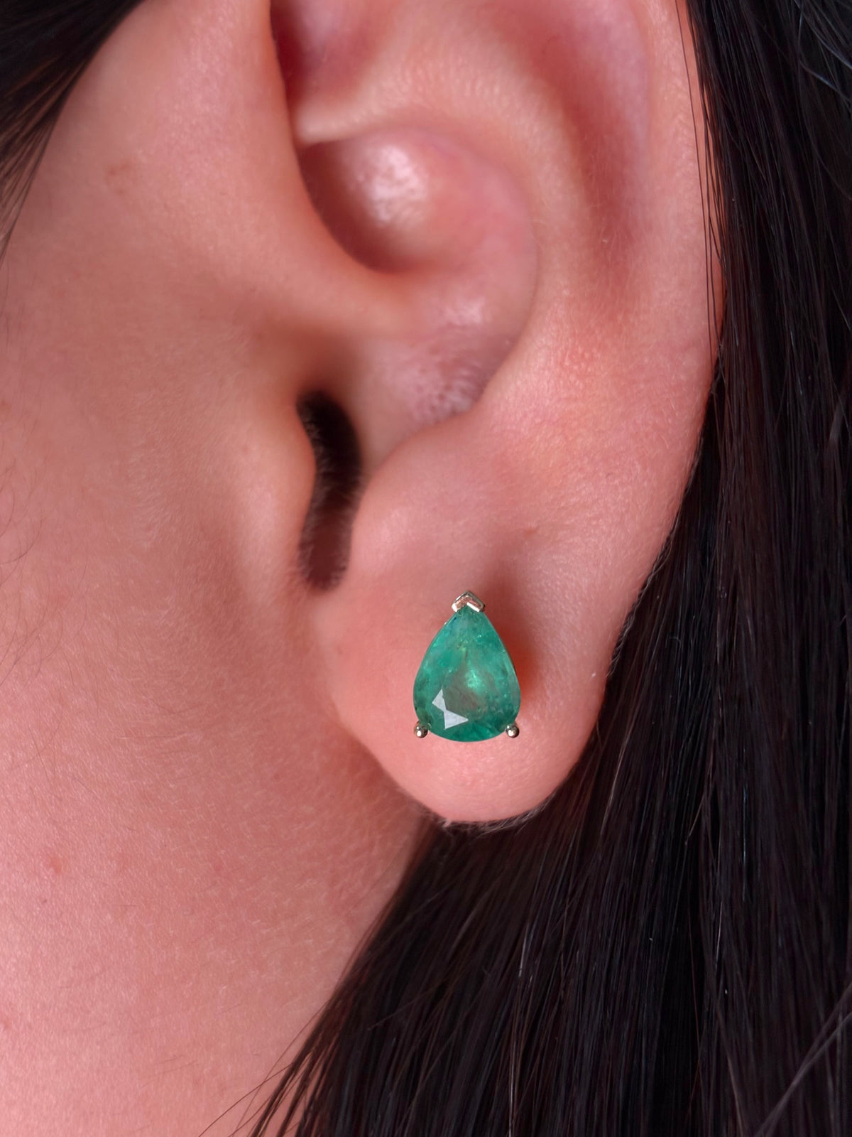 Arete gota de esmeralda en oro 14k