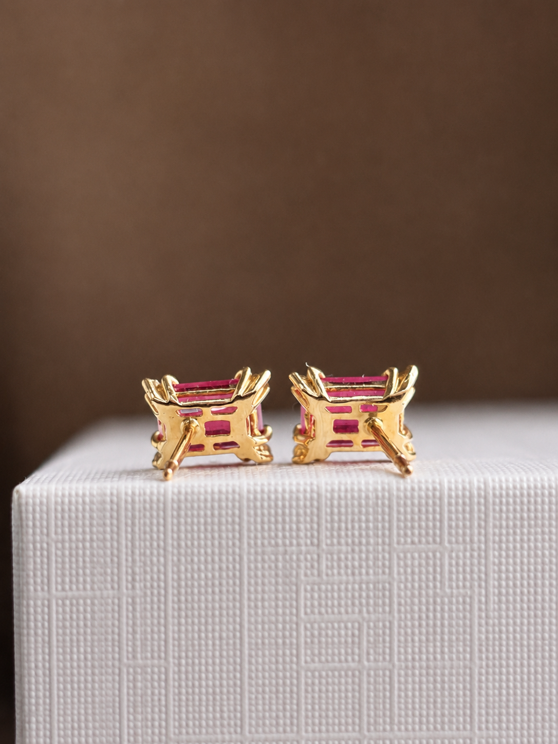 Arete rectangular de rubí con 4 mini diamantes en oro 14k