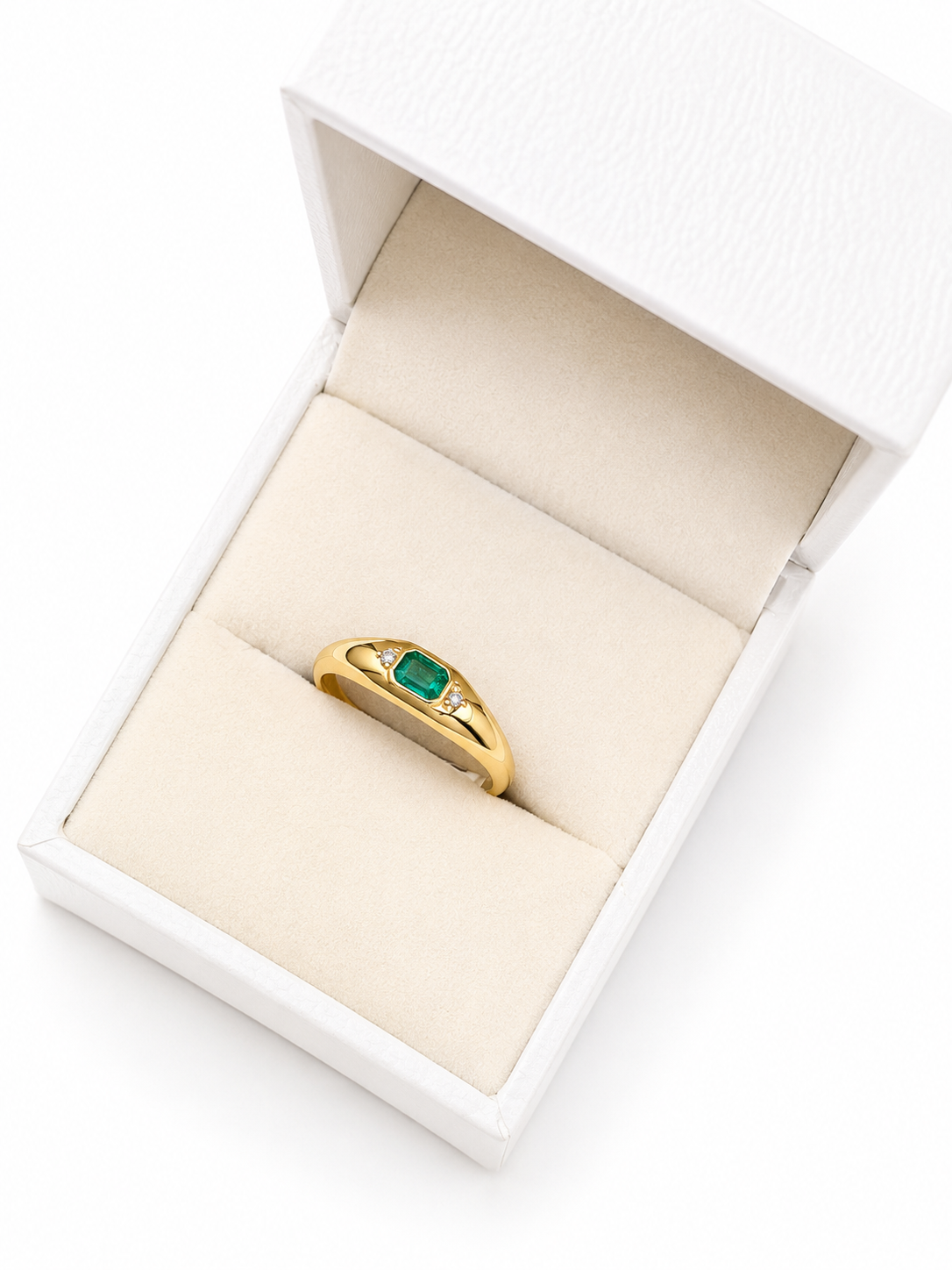 Anillo de esmeralda con 2 diamantes en oro 14k