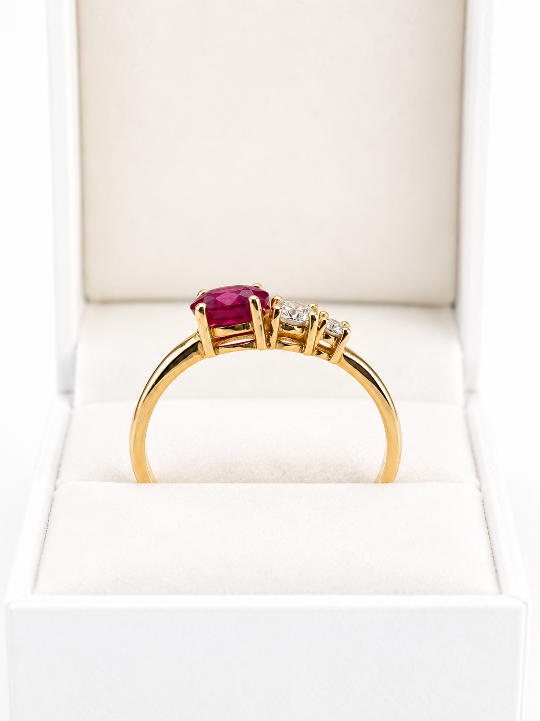 Anillo de rubi oval con 2 diamantes en oro 14k