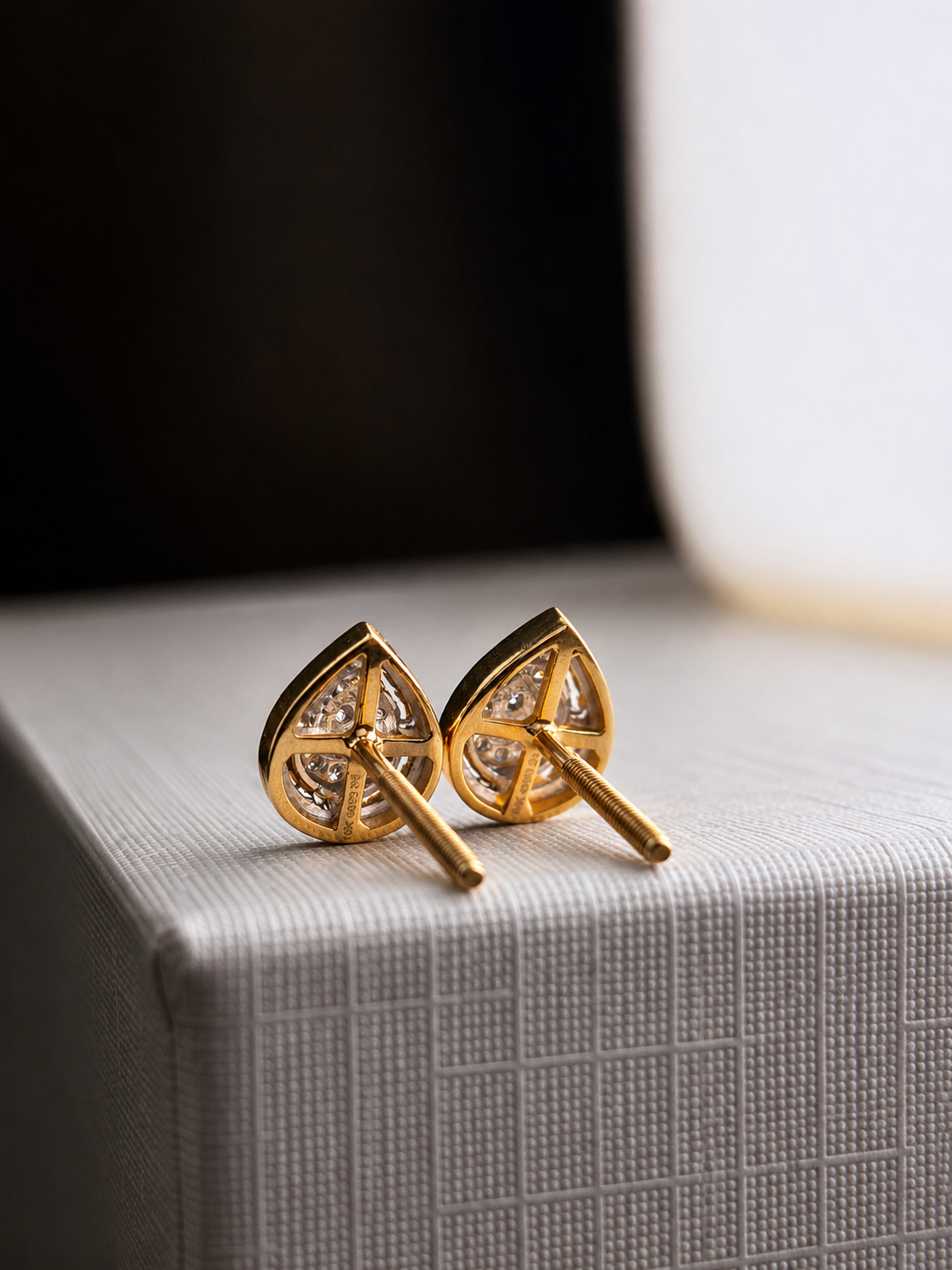 Aretes gota de diamantes naturales en oro 10k