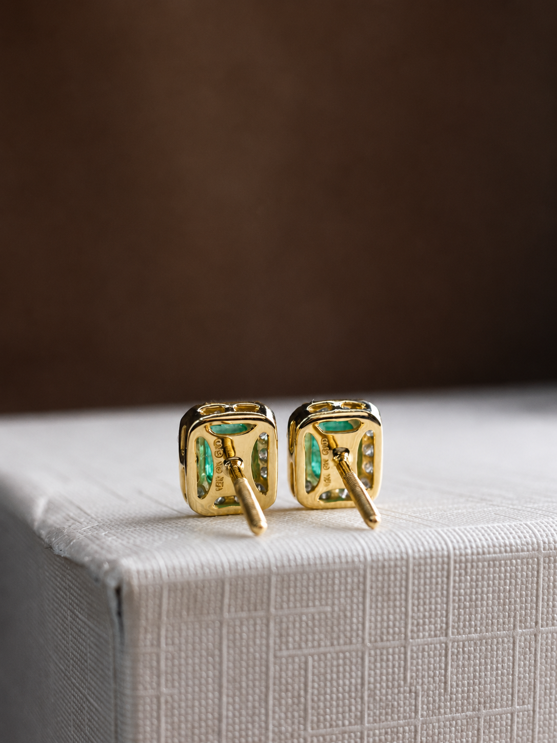 Arete de esmeralda con halo de diamantes en oro 14k