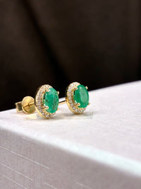 Arete oval de esmeralda con halo de diamantes naturales en oro 14k