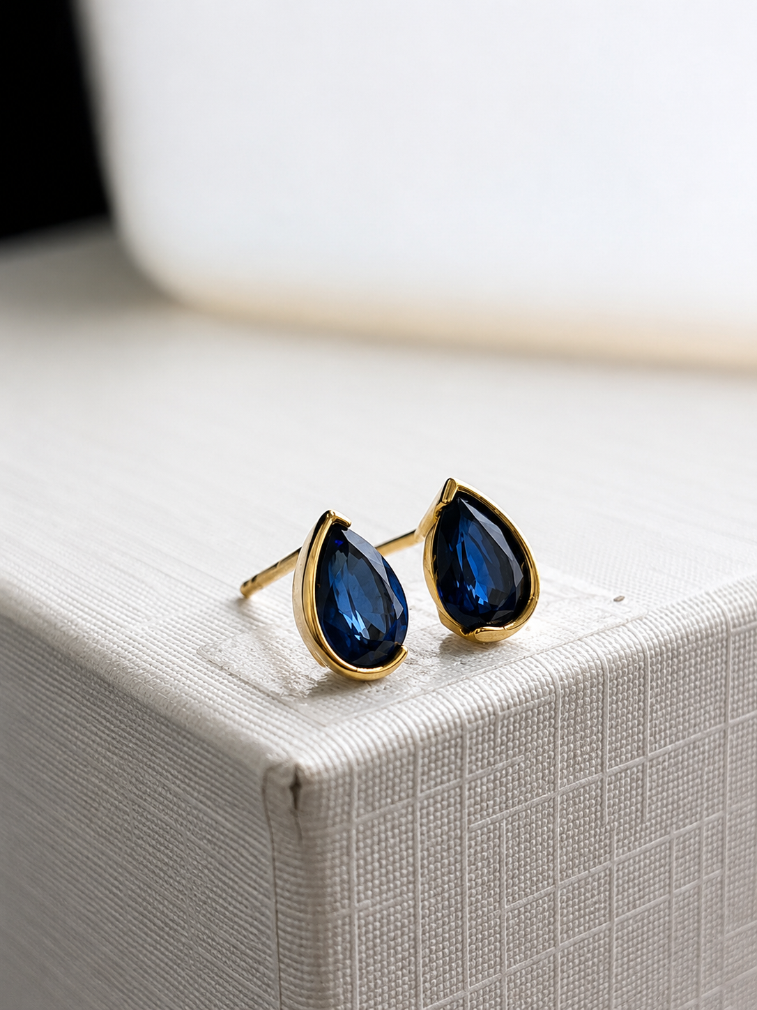 Arete gota de zafiro medio biselada en oro 14k