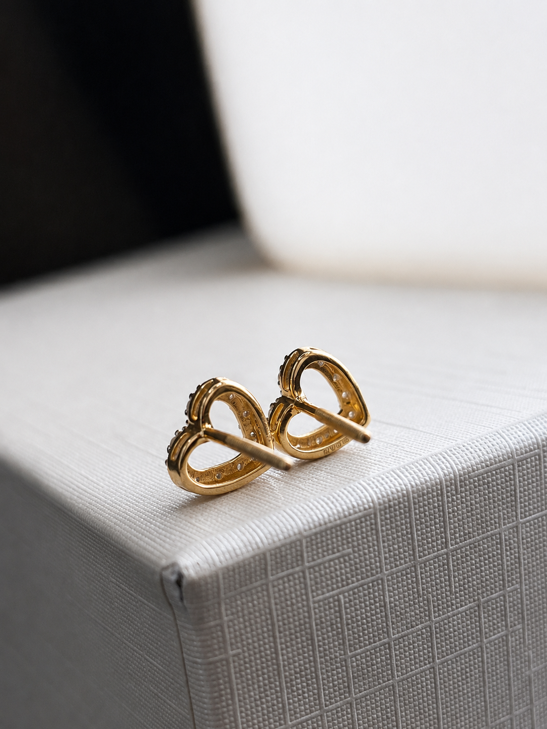 Arete corazón con diamantes naturales en oro 14k
