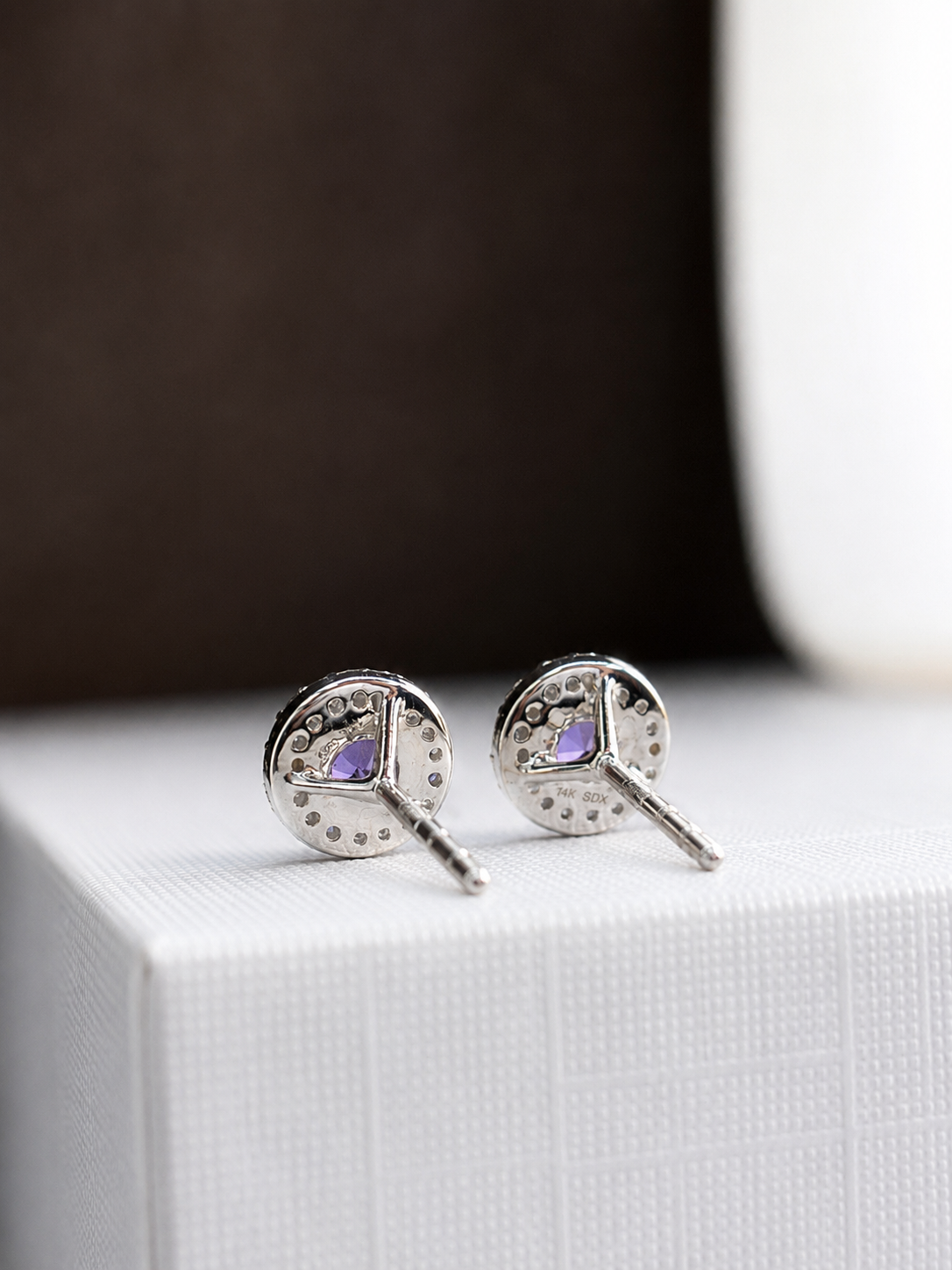 Arete de amatista con halo de diamantes en oro blanco 14k