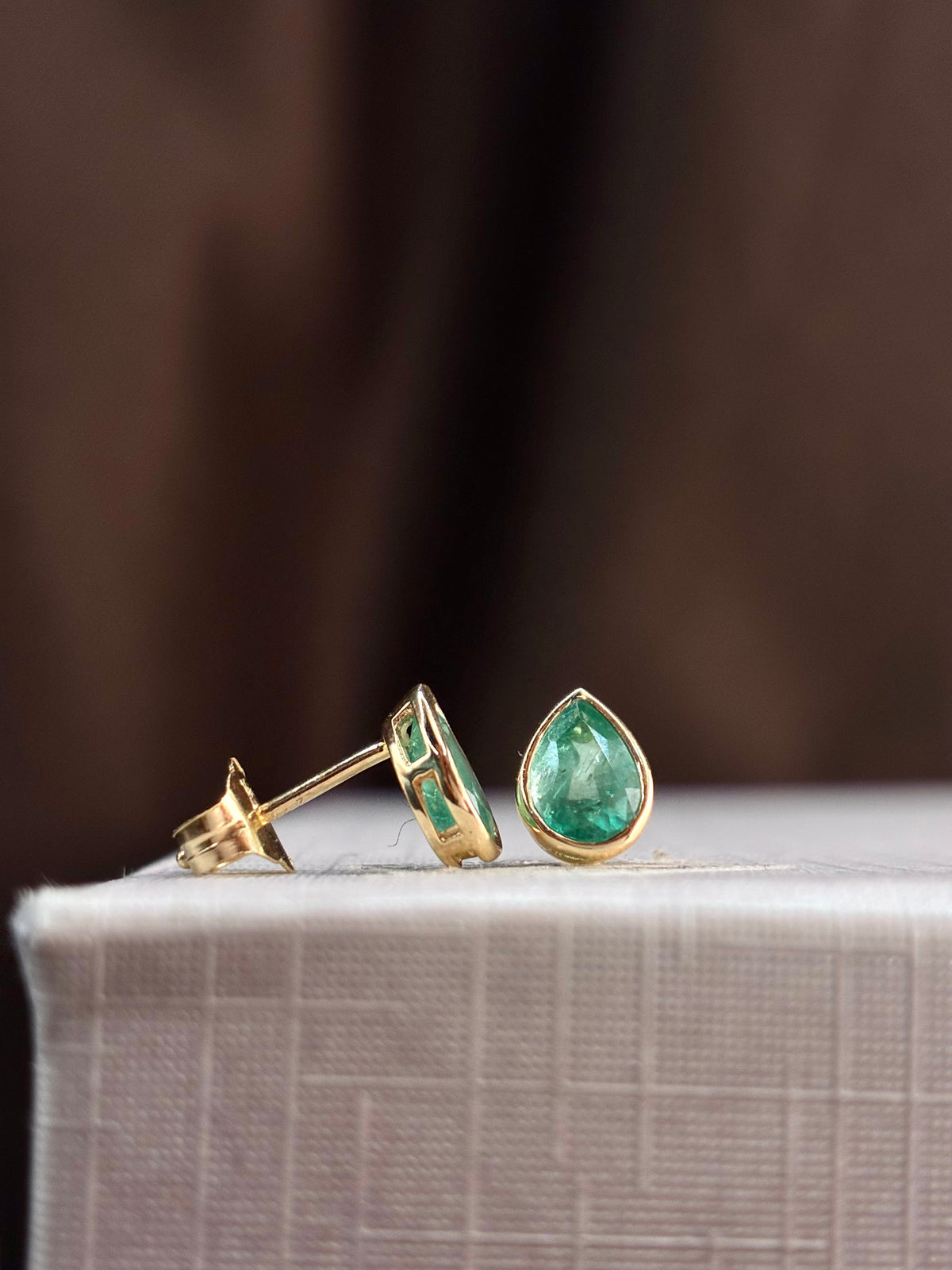 Arete esmeralda gota biselado oro 14k