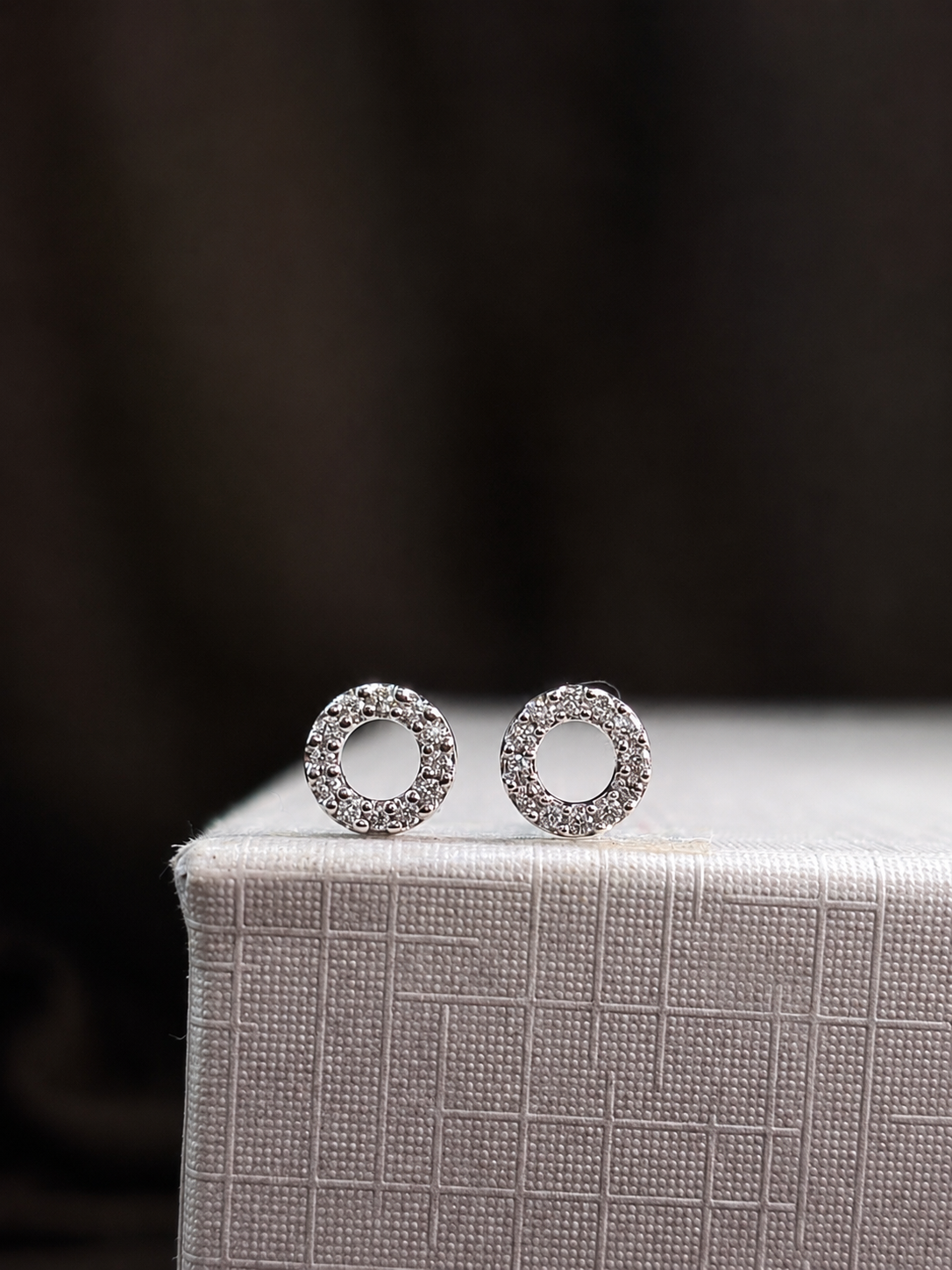 Arete silueta con diamantes naturales en oro blanco 14k