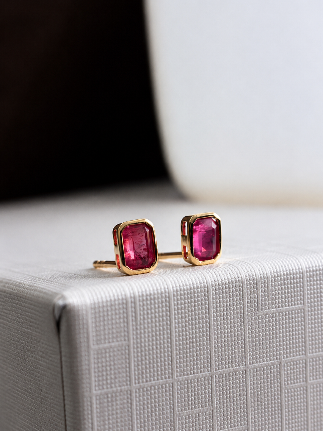 Arete mini de rubí en oro 14k