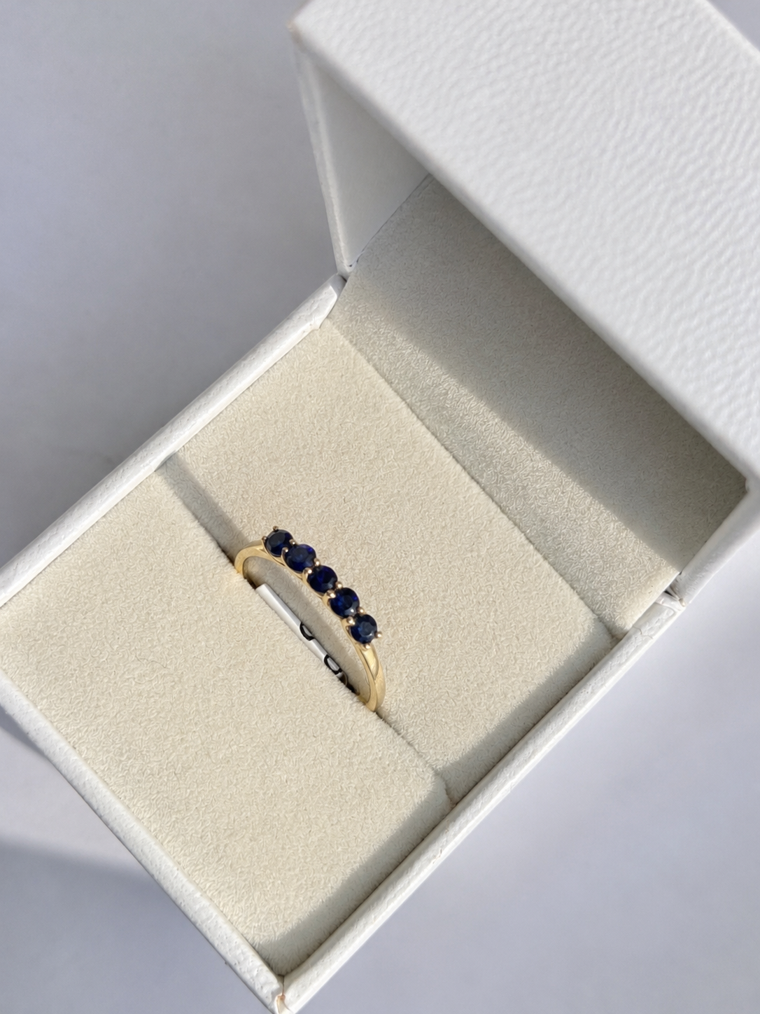Anillo de 5 zafiros en oro 14k