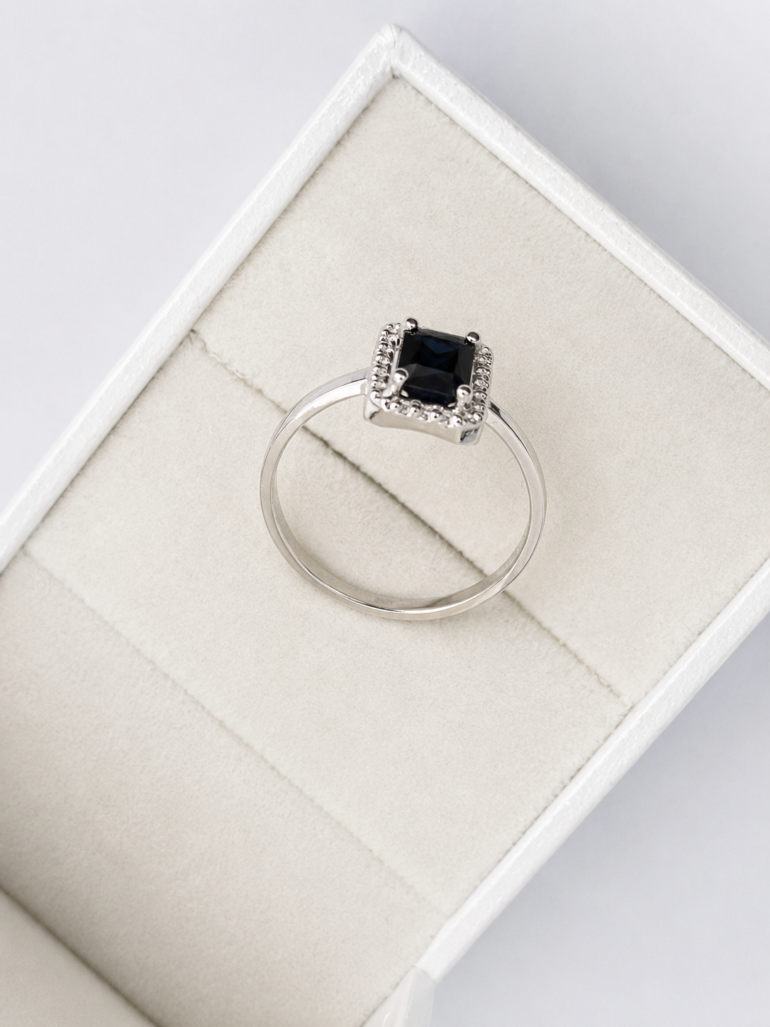 Anillo de zafiro con halo de diamantes en oro 14k