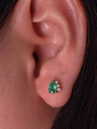 Arete gota de esmeralda con 3 mini diamantes en oro 14k
