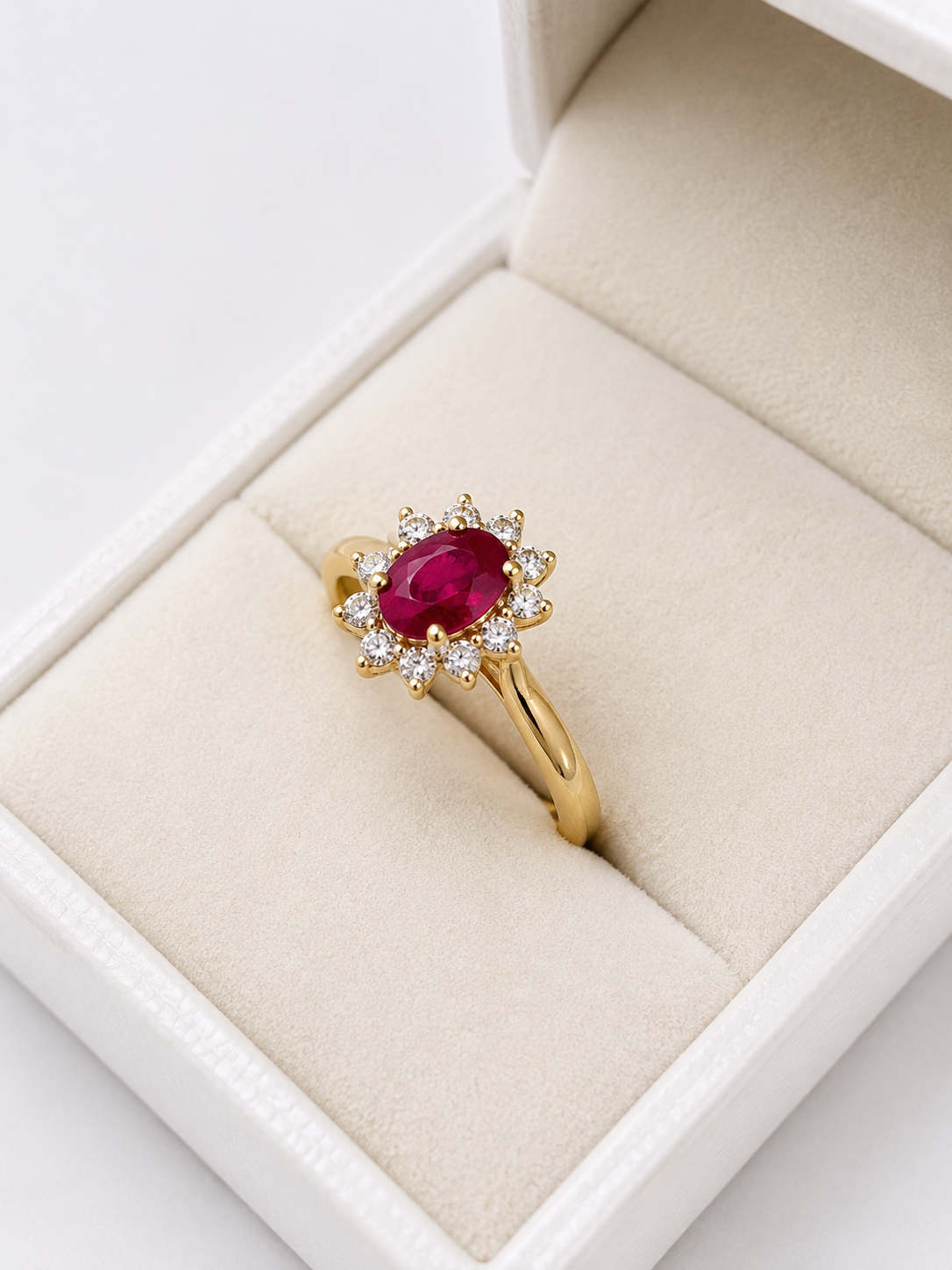 Anillo oval de rubi con halo de diamantes en oro 14k