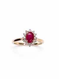 Anillo oval de rubi con halo de diamantes en oro 14k