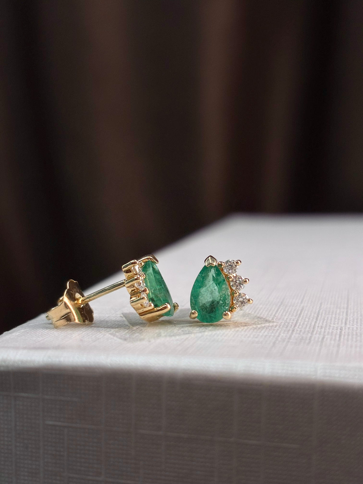 Arete gota de esmeralda con 3 mini diamantes en oro 14k