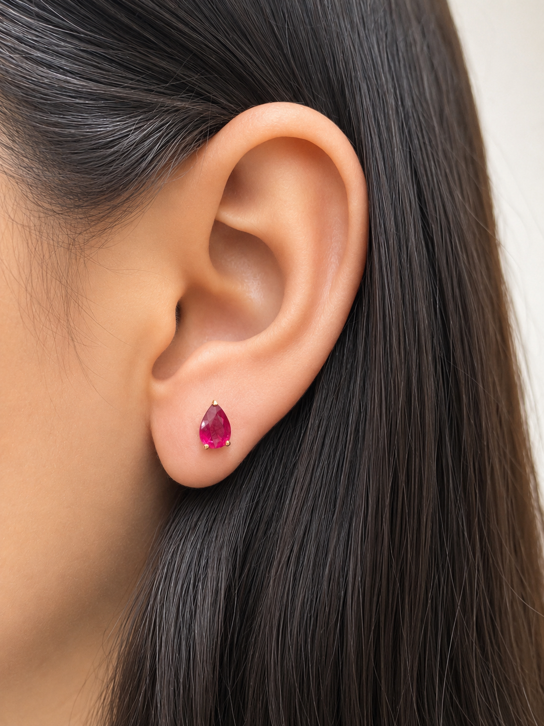 Arete gota de rubí en oro 14k