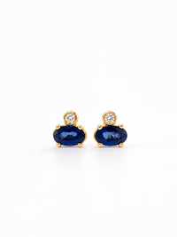 Arete oval de zafiro con un mini diamante en oro 14k