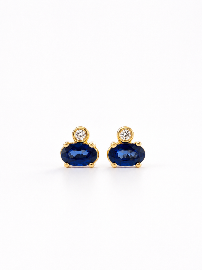 Arete oval de zafiro con un mini diamante en oro 14k