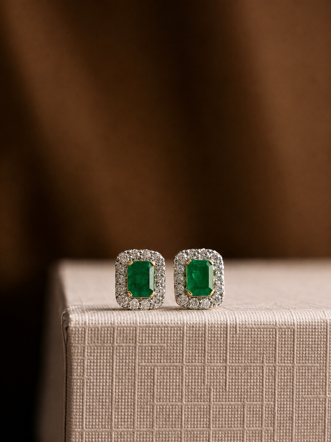 Arete de esmeralda con halo de diamantes en oro 14k