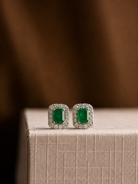 Arete de esmeralda con halo de diamantes en oro 14k