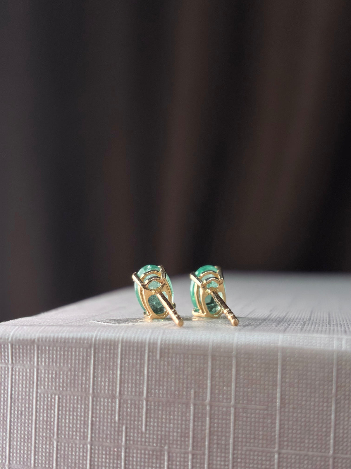 Arete oval de esmeralda en oro 14k