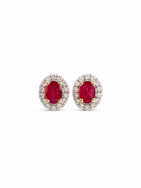 Arete oval de rubí con halo de diamantes en oro 14k
