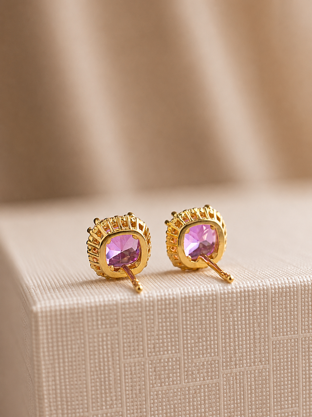 Átate de Turmalina Rosa con halo de diamantes en oro 14k