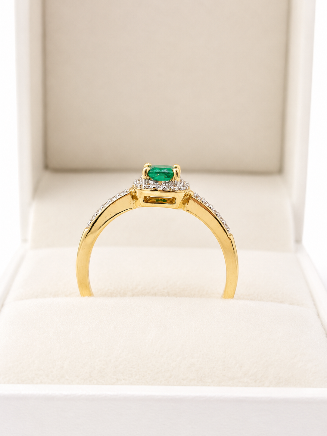Anillo oval de esmeralda con halo de diamantes naturales en oro 14k