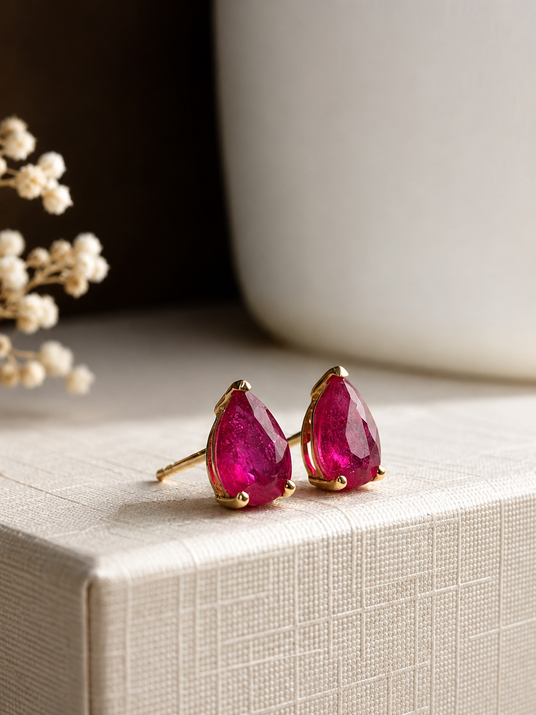 Arete gota de rubí en oro 14k