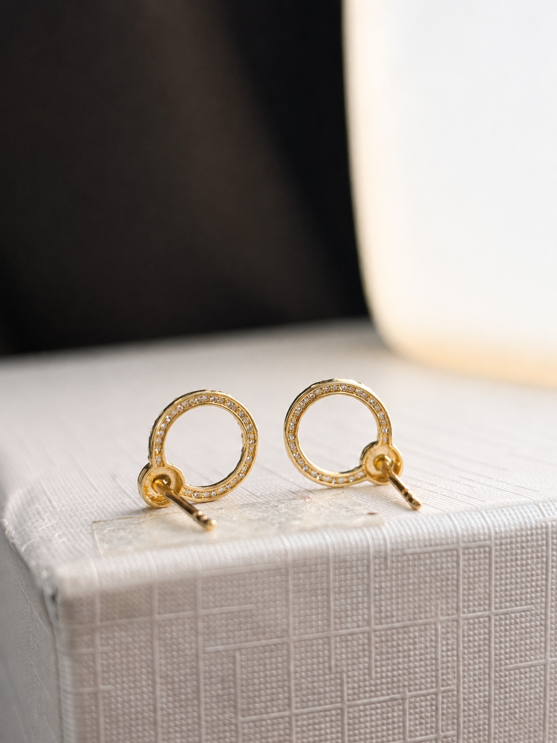 Aretes silueta diamantes naturales en oro 14k