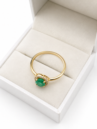 Anillo de esmeralda con halo de diamantes naturales en oro 14k