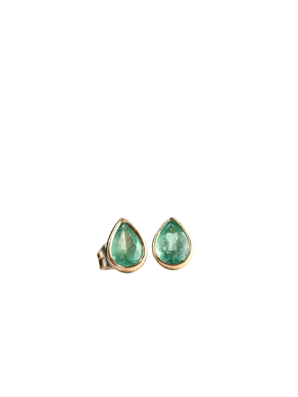 Arete esmeralda gota biselado oro 14k