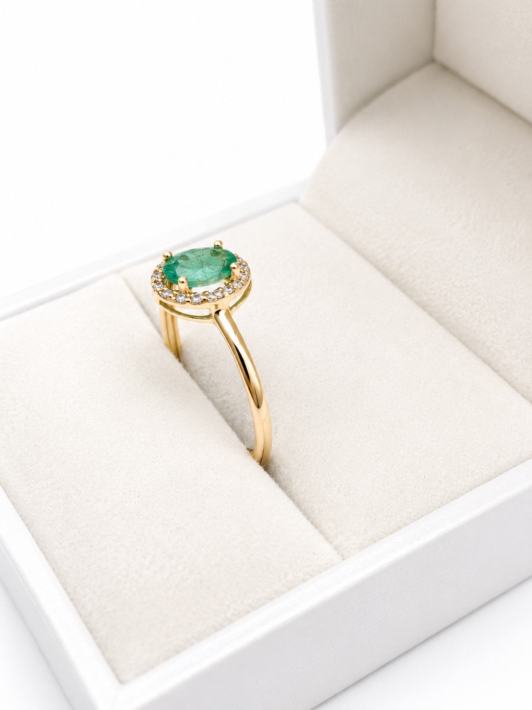 Anillo oval de esmeralda con halo de diamantes en oro 14k