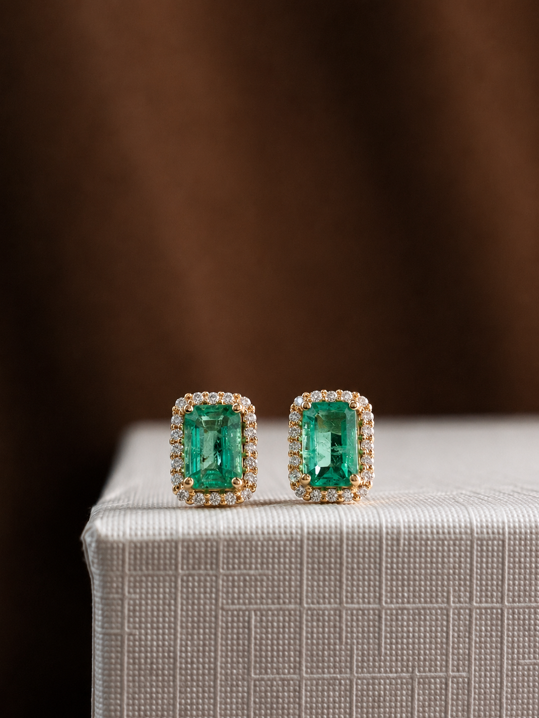 Aretes de esmeralda con halo de diamantes en oro 14k