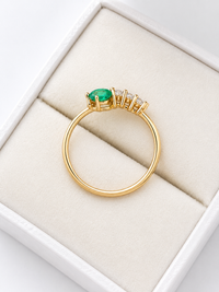 Anillo de esmeralda oval con 3 diamantes en oro 14k