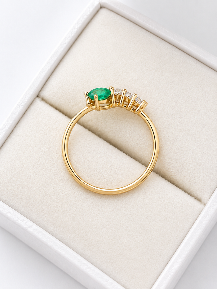 Anillo de esmeralda oval con 3 diamantes en oro 14k