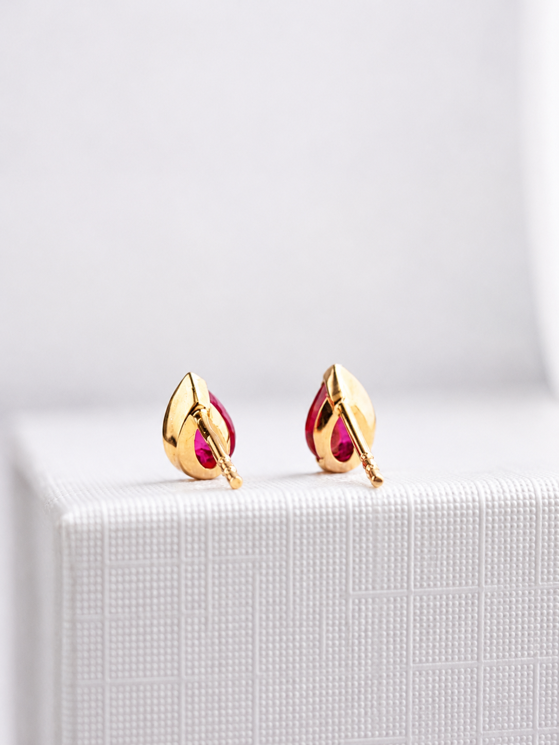 Arete de gota Rubí medio biselado en oro 14k