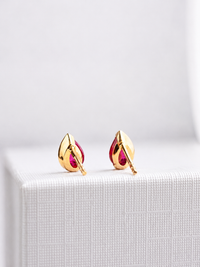 Arete de gota Rubí medio biselado en oro 14k