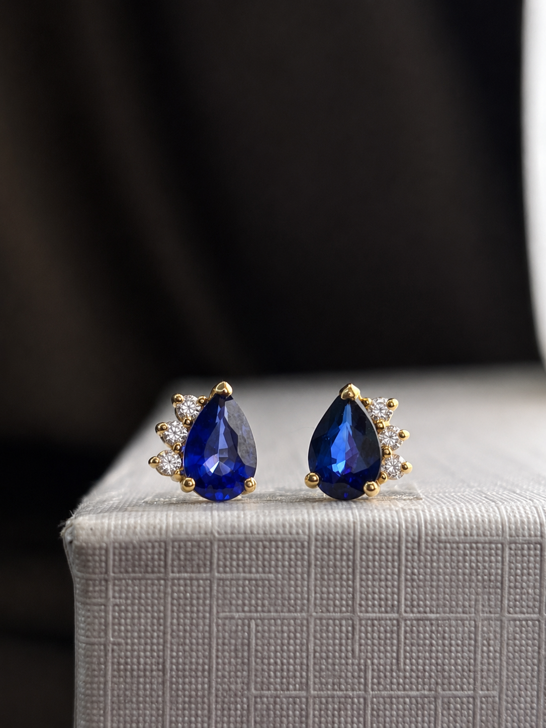 Arete gitano de zafiro con 3 mini diamantes en oro 14k