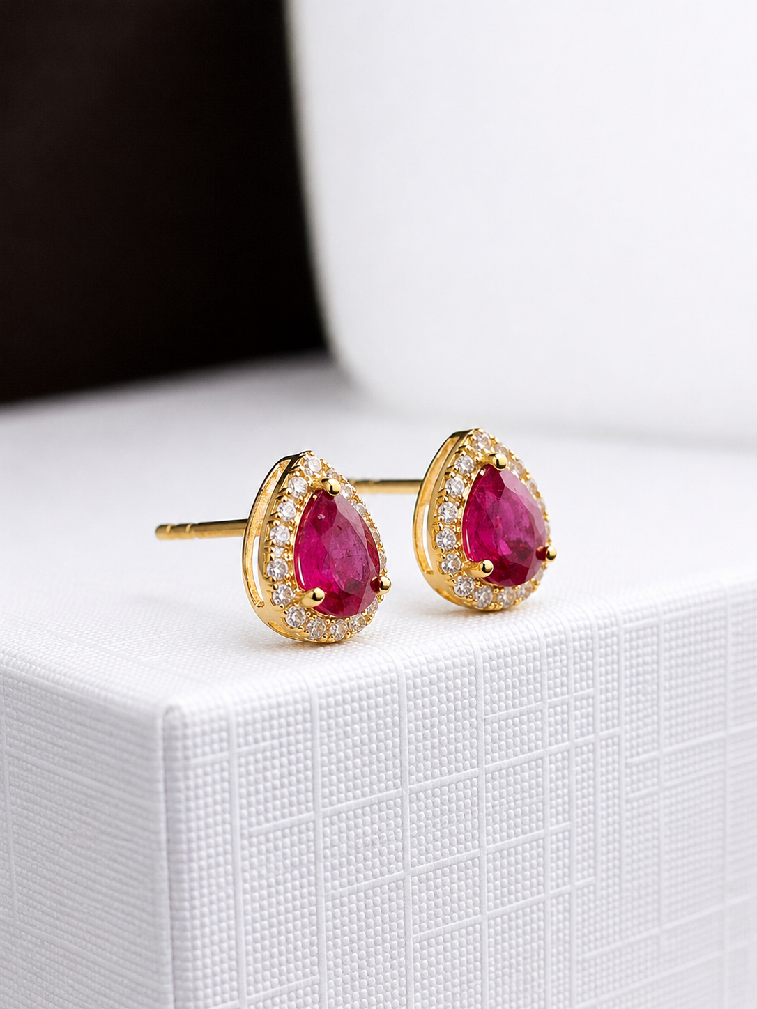 Arete gota de rubí con halo diamantes en oro 14k